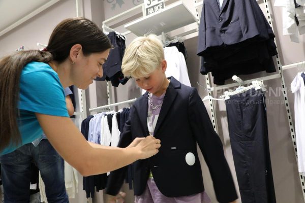 Централизованный пошив единой одежды для российских школьников не планируют